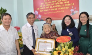 Phó Bí thư Thành ủy TP. Hồ Chí Minh Nguyễn Phước Lộc trao Huy hiệu 80 năm tuổi Đảng